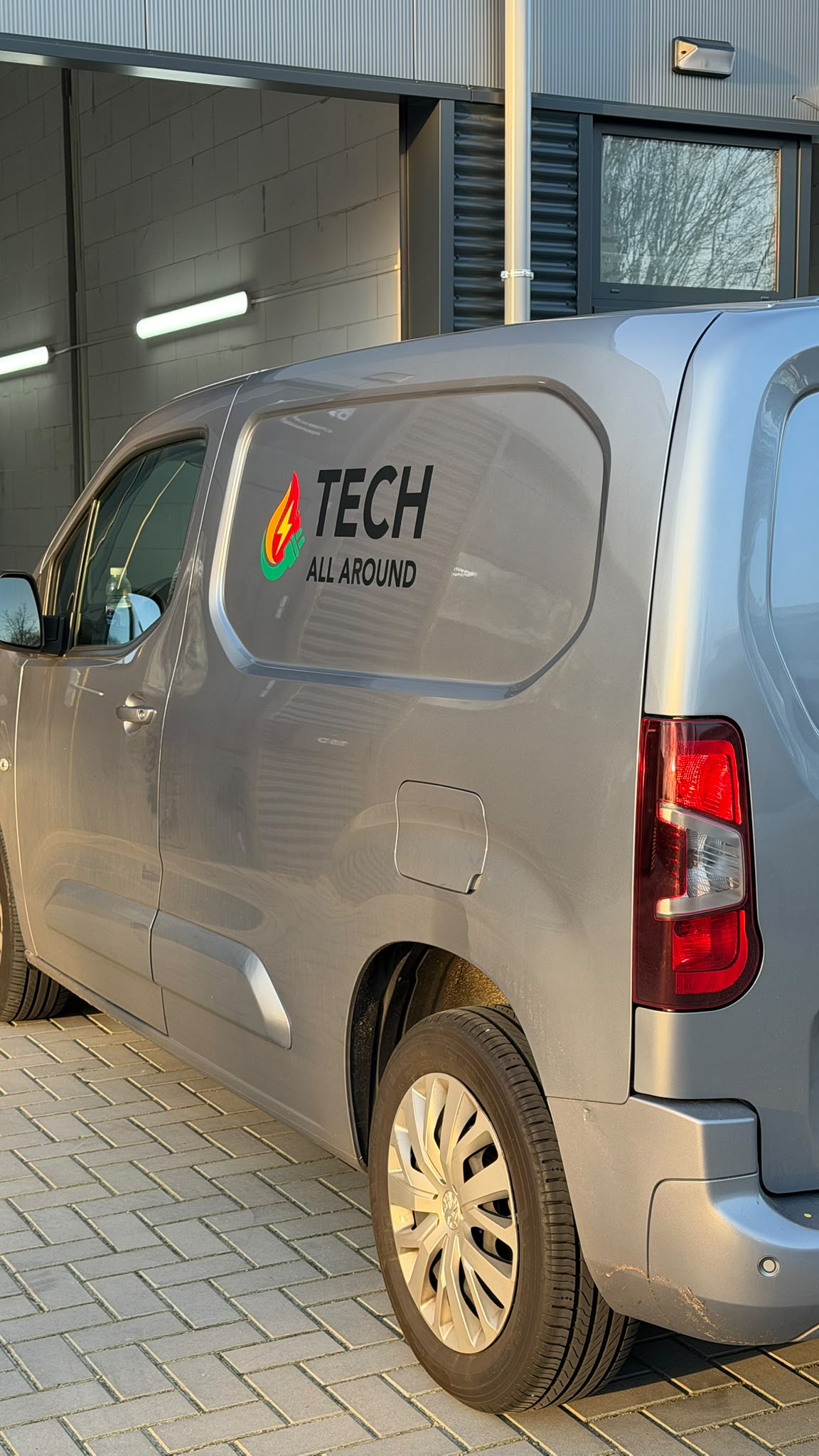 Tech All Around — Zijkant
