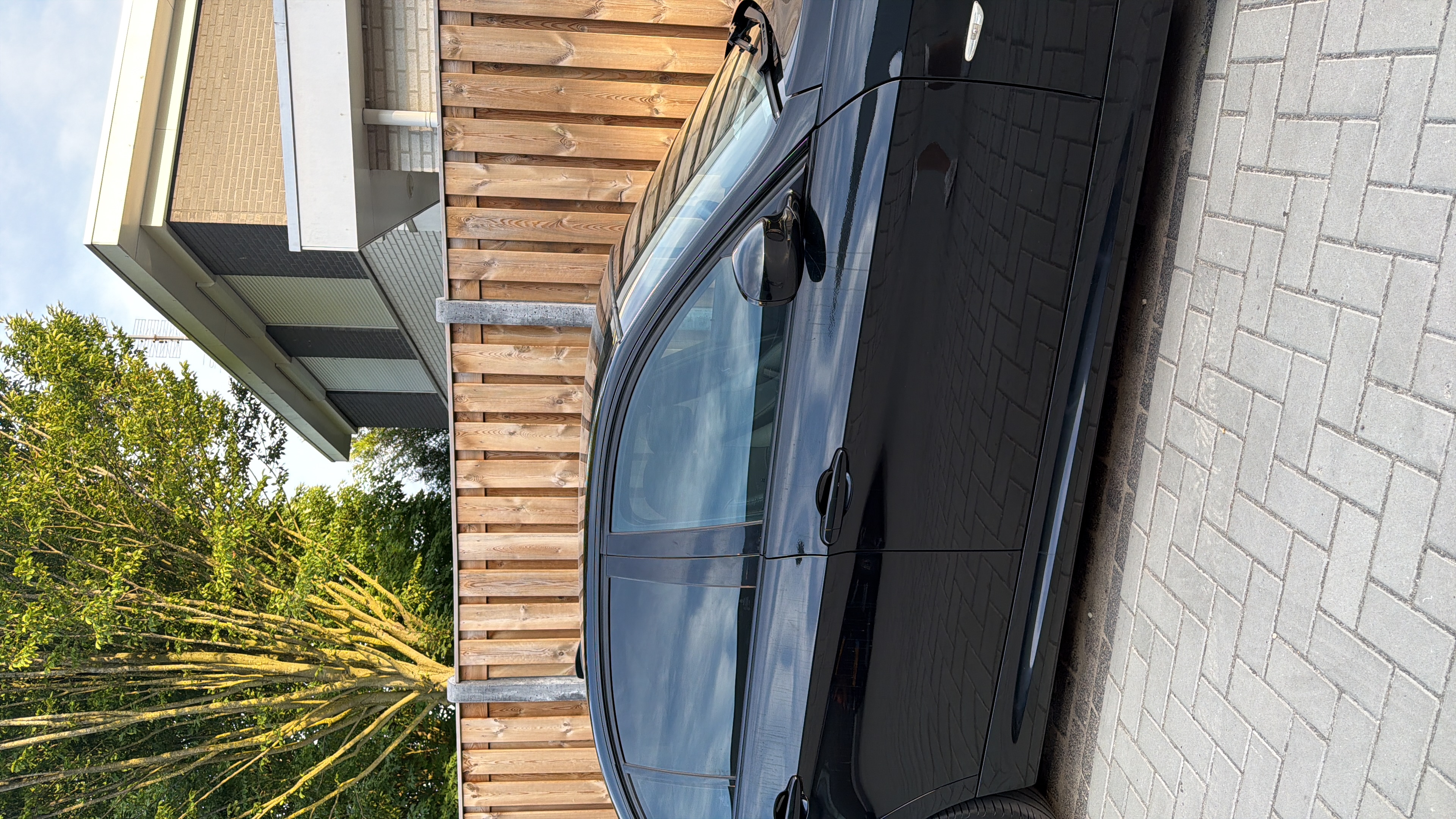 Premium raamfolie op zwarte auto