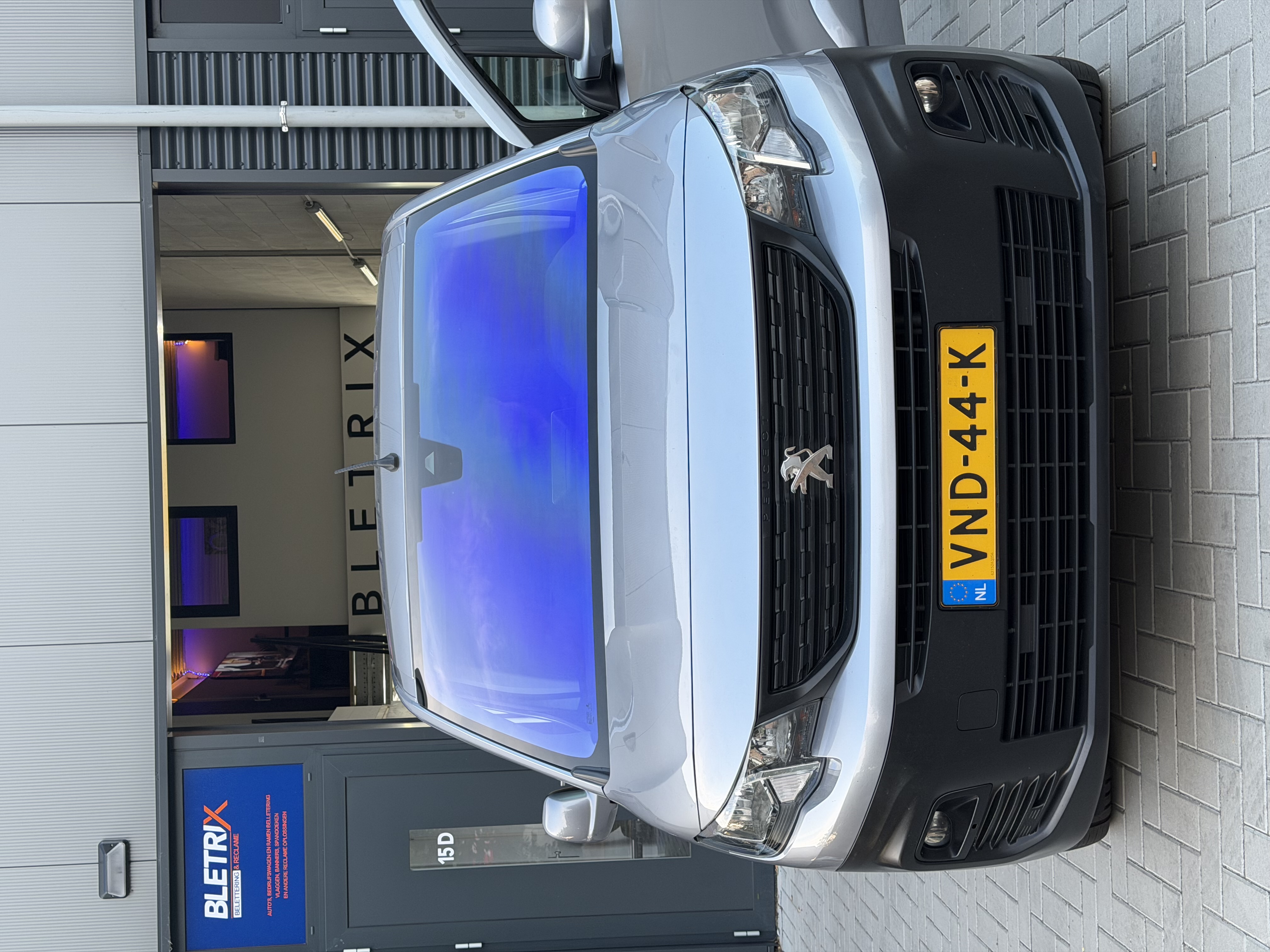 Premium raamfolie op grijze Peugeot bedrijfswagen