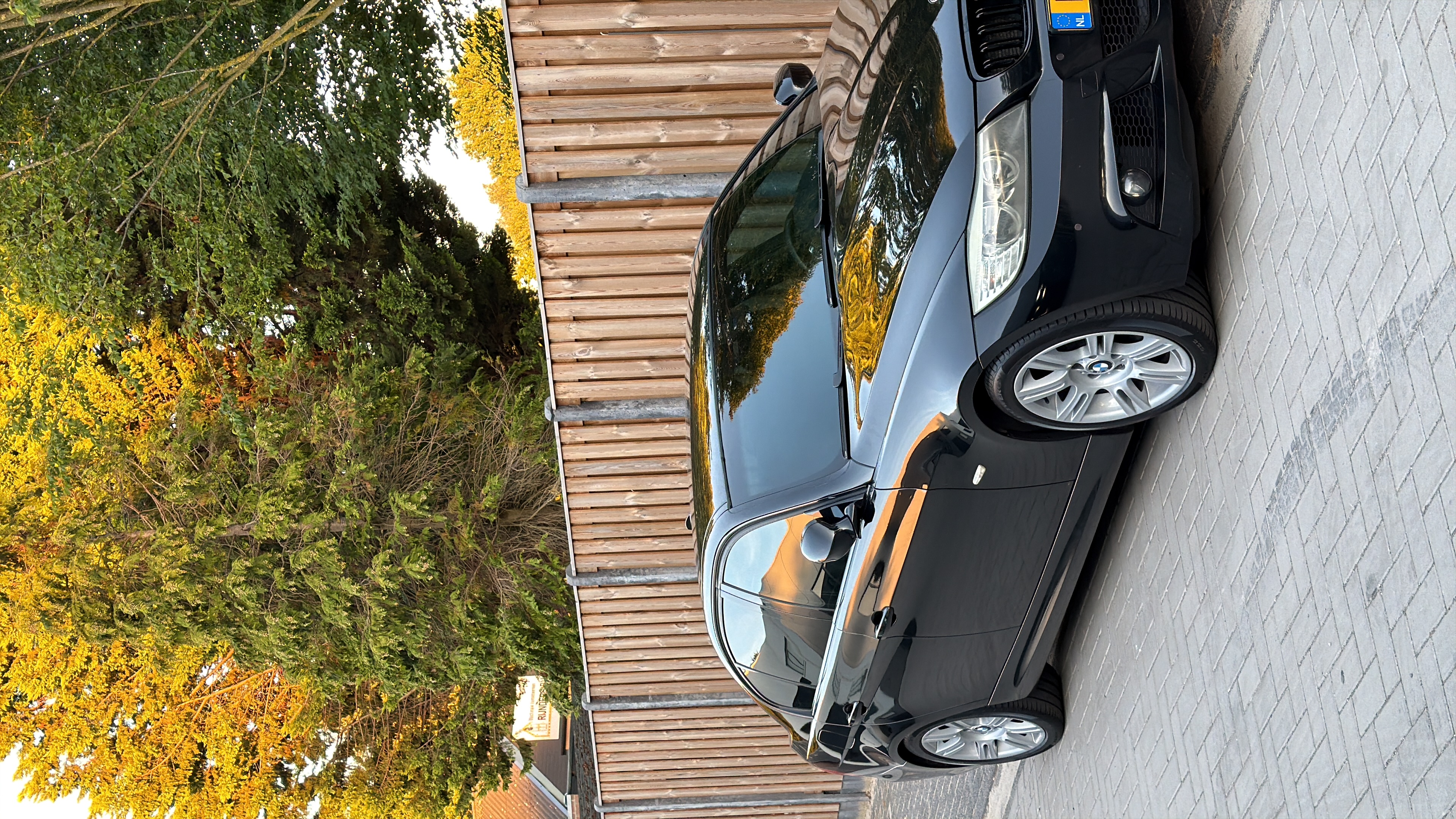 Premium raamfolie op zwarte auto
