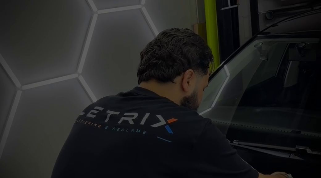 Medewerker van Bletrix aan het werk aan een auto in de werkplaats